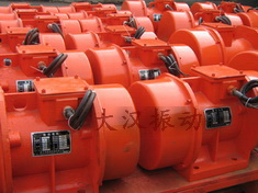 YZS振動(dòng)電機(jī)：加裝防護(hù)外殼，密封性強(qiáng)不易損壞。