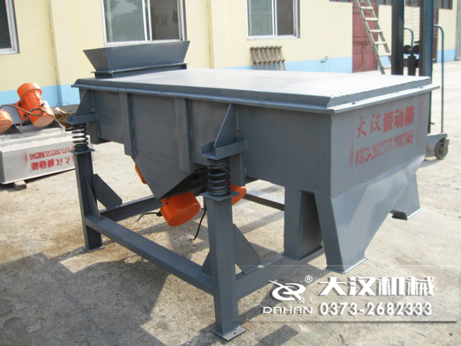 1016型直線振動(dòng)篩的材質(zhì)分為：不銹鋼，碳鋼兩種可以選擇。