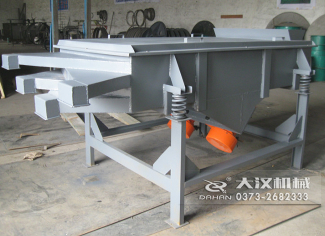  525型直線振動(dòng)篩采用碳鋼材質(zhì)，有四個(gè)出料口可同時(shí)篩出5種不同的物料等級(jí)。