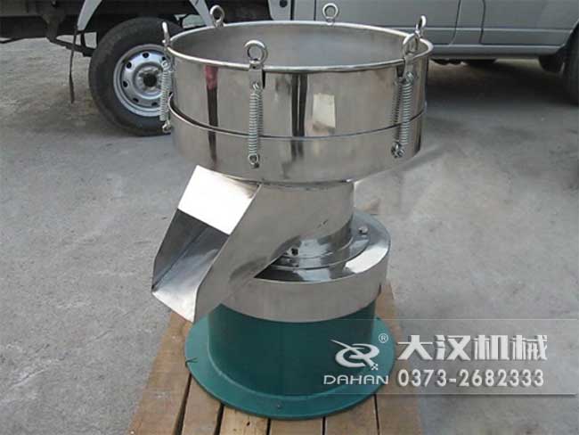 涂料振動篩由：框體，振動斗，出料口，振動電機底座等部件組成