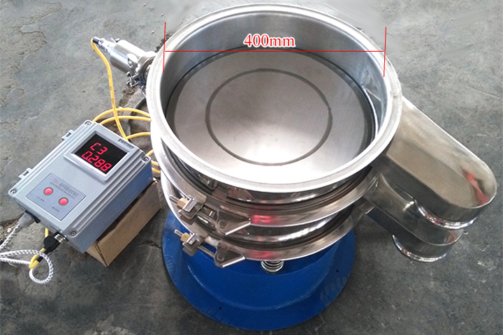 小型振動(dòng)篩采用彈跳球?yàn)榍寰W(wǎng)裝置，清網(wǎng)效果好。